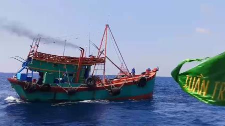 Phát hiện 2 tàu chở lượng dầu lậu "khủng" trên biển