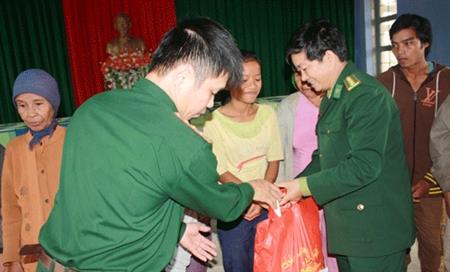 Tặng quà Tết cho các hộ nghèo xã Sông Hinh