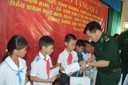 Đồn BPCKQT Cầu Treo tặng 16 suất quà cho học sinh nghèo vượt khó