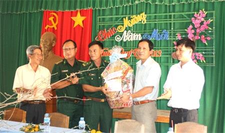 Đoàn đại biểu Quốc hội Tây Ninh: Đến thăm chúc tết cán bộ, chiến sỹ trên biên giới