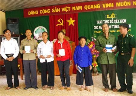Trao tặng sổ tiết kiệm cho Người cao tuổi các xã biên giới