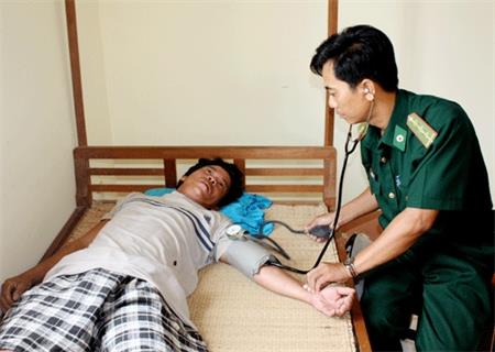 BĐBP Tiền Giang cứu hộ ngư dân bị nạn trên biển