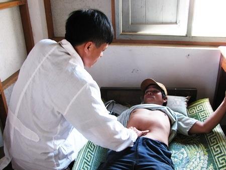 Khám chữa bệnh và tặng quà cho nhân dân trên biên giới