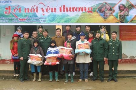 BĐBP Hà Giang: Tặng quà, cấp phát thuốc miễn phí cho học sinh và hộ nghèo