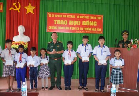 Trao học bổng cho học sinh nghèo trên địa bàn biên giới Sóc Trăng