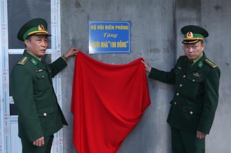 Lễ khánh thành và bàn giao “Ngôi nhà 100 đồng” cho người nghèo vùng biên