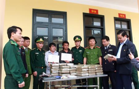 Bắt 2 đối tượng người Lào vận chuyển trái phép 60 bánh cần sa vào Việt Nam