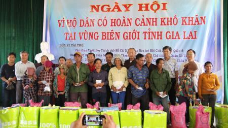 Khám bệnh, cấp thuốc miễn phí cho đồng bào biên giới xã Ia Púch