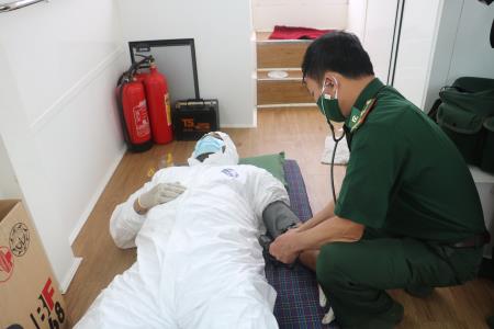 Đưa thuyền viên người nước ngoài bị nạn vào bờ an toàn