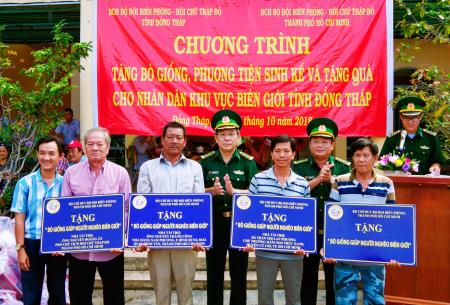 Tặng bò giống và phương tiện sinh kế cho người dân nghèo tỉnh Đồng Tháp