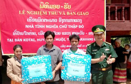 Khánh thành và bàn giao nhà cho người dân nước bạn Lào