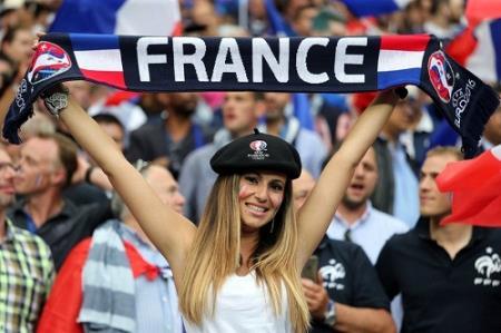 Sức hút của những bóng hồng trên sân cỏ Euro 2016