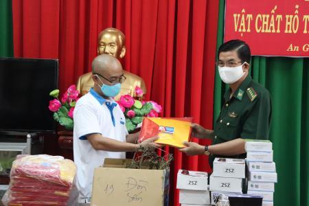 Nhiều phần quà hỗ trợ các Tổ công tác phòng chống dịch Covid-19 BĐBP An Giang
