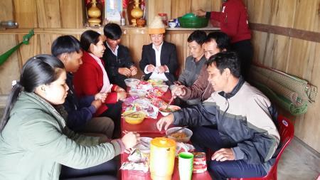 Công chức cả xã ăn mì thay cơm
