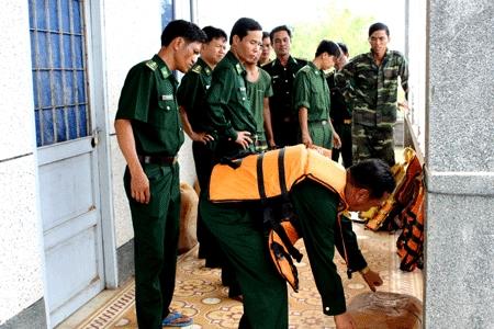 BĐBP Long An: Kiểm tra tình hình lũ lụt tại các xã biên giới huyện Tân Hưng, Vĩnh Hưng