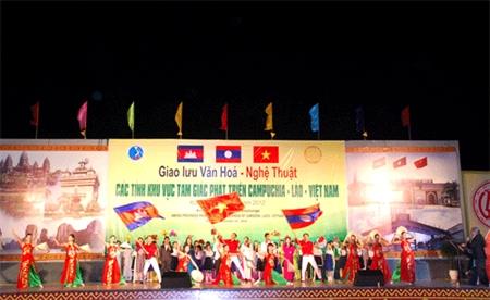 Khai mạc Hội chợ Hợp tác phát triển vùng Tam giác Campuchia - Lào - Việt Nam năm 2012