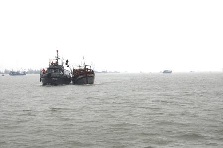 Cứu người trong mưa bão