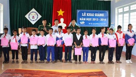 Bô Chỉ huy BĐBP Kon Tum tặng 215 suất quà cho học sinh 3 huyện biên giới