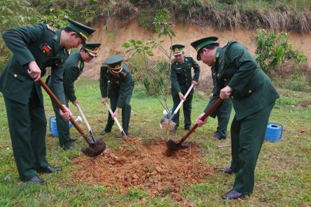 Các đơn vị BĐBP trồng cây đời đời nhớ ơn Bác Hồ