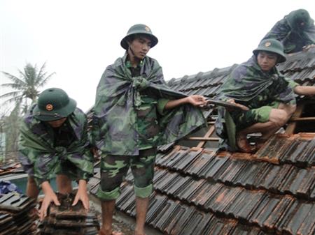 Dồn tâm, dồn sức giúp dân vùng lũ