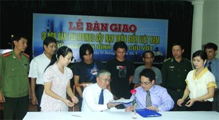 Bàn giao 3 ngư dân Philippin gặp nạn trên biển