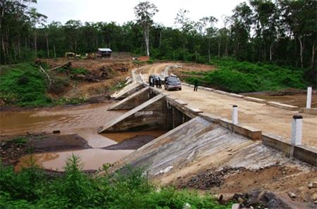 Bàn giao và đưa vào sử dụng 2 dự án đường giao thông biên giới