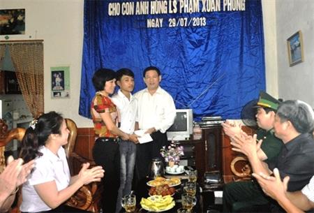 Lãnh đạo tỉnh Nghệ An tặng quà cho con Anh hùng Liệt sỹ Phạm Xuân Phong