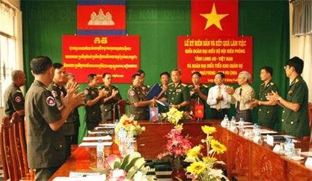 Hội đàm giữa đoàn đại biểu BĐBP Long An và Đoàn đại biểu Tiểu khu quân sự tỉnh Prây Veng