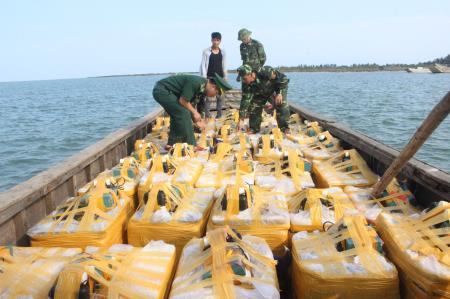 Bắt đối tượng vận chuyển 700 kg tôm trái phép sang Trung Quốc tiêu thụ