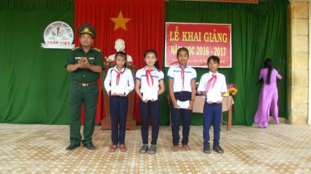 BĐBP Phú Yên trao tiền hỗ trợ “Nâng bước em đến trường”