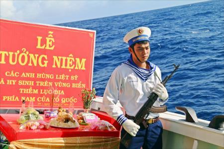 Sóng vỗ thân tàu là sóng quê hương