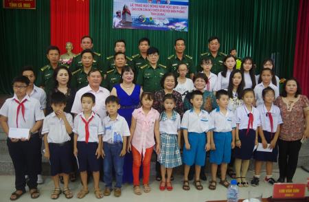 Trao 100 suất học bổng Vừ A Dính cho con em cán bộ BĐBP Cà Mau