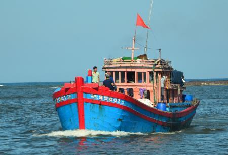 Đưa ngư dân trên tàu bị đâm chìm ở Hoàng Sa vào đất liền