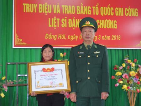 Trao bằng "Tổ quốc ghi công" cho thân nhân liệt sĩ Đặng Huy Chương