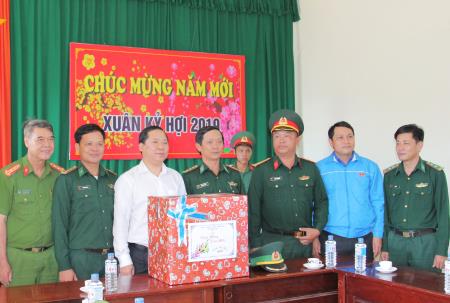 Lãnh đạo tỉnh Bình Định chúc Tết quân, dân xã đảo Nhơn Châu