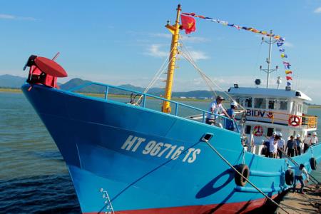Hạ thủy tàu vỏ thép đầu tiên của ngư dân Hà Tĩnh
