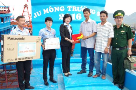 Tặng quà cho ngư dân vươn khơi bám biển