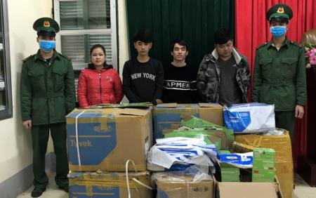 BĐBP Cao Bằng bắt giữ 4 đối tượng vận chuyển trái phép quần áo bảo hộ y tế qua biên giới