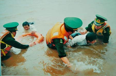 Quên mình cứu dân