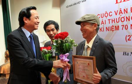 Trao giải cuộc thi viết về đề tài thương binh, liệt sĩ