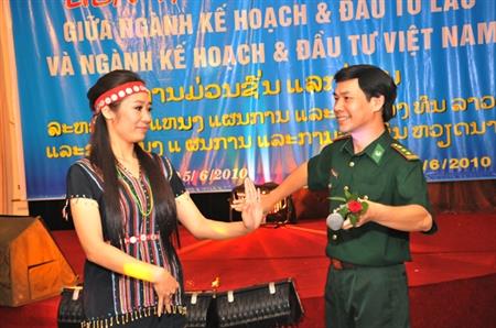 Thẳm sâu ân tình láng giềng biên giới