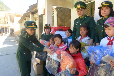 Em đến trường trong muôn vàn yêu thương