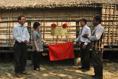 Đồng bào dân tộc làm "công nghiệp không khói"