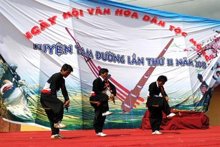 Tưng bừng Ngày hội văn hóa dân tộc Mông lần II năm 2013
