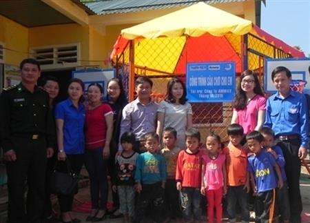 Bàn giao công trình “Sân chơi cho em”