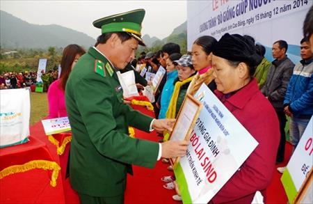 Trao tin yêu cho đồng bào biên giới
