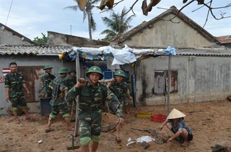 Lực lượng vũ trang giúp dân vùng sạt lở do triều cường