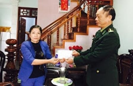 BĐBP Quảng Bình trao quà của Bộ Quốc phòng cho thân nhân liệt sĩ