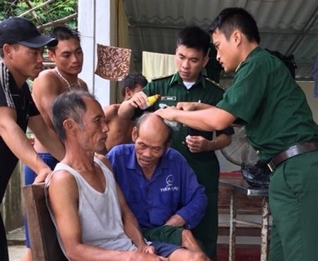 Cứu hộ thành công 6 ngư dân chìm thuyền trên vùng biển Hà Tĩnh