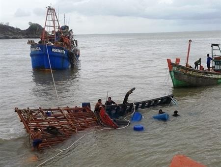 Đồn BP Hòn Khoai giúp ngư dân trục vớt tàu gặp nạn